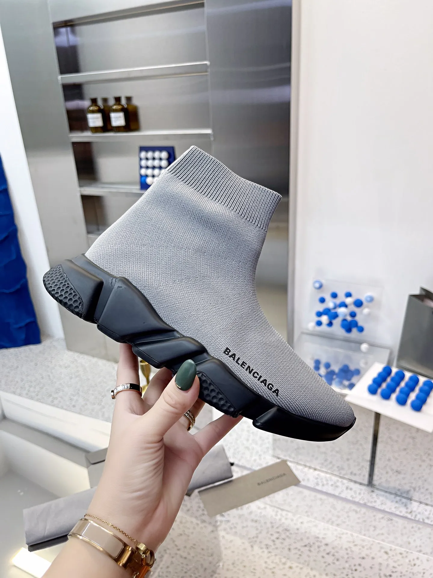 👟👟Ex-factory price 400👟👟 Balenciaga classic sock boots, originally produced by the factory, purchasing agent level. The latest original outsole mold, (TPU ten-vacuum outsole, the highest version on the market, please do not compare prices with TPR outsole, don’t bother if you don’t know the product) The black, white and red three-color vacuum sole shows high-end luxury. •Upper: elastic fly weave double-layer composite gold wire high-elastic knitted mesh cotton •Inner lining: imported double-sided velvet, which is comfortable and resilient to shape •Insole: original imported terry cloth, breathable but not fading •Sole: TPU ten-vacuum outsole (to eliminate pores) •Packaging: full set of packaging (certificate, invoice, cloth bag, handbag) •Size: 34-45 standard code (34, 45, 46.47 can be customized and are not returnable)
